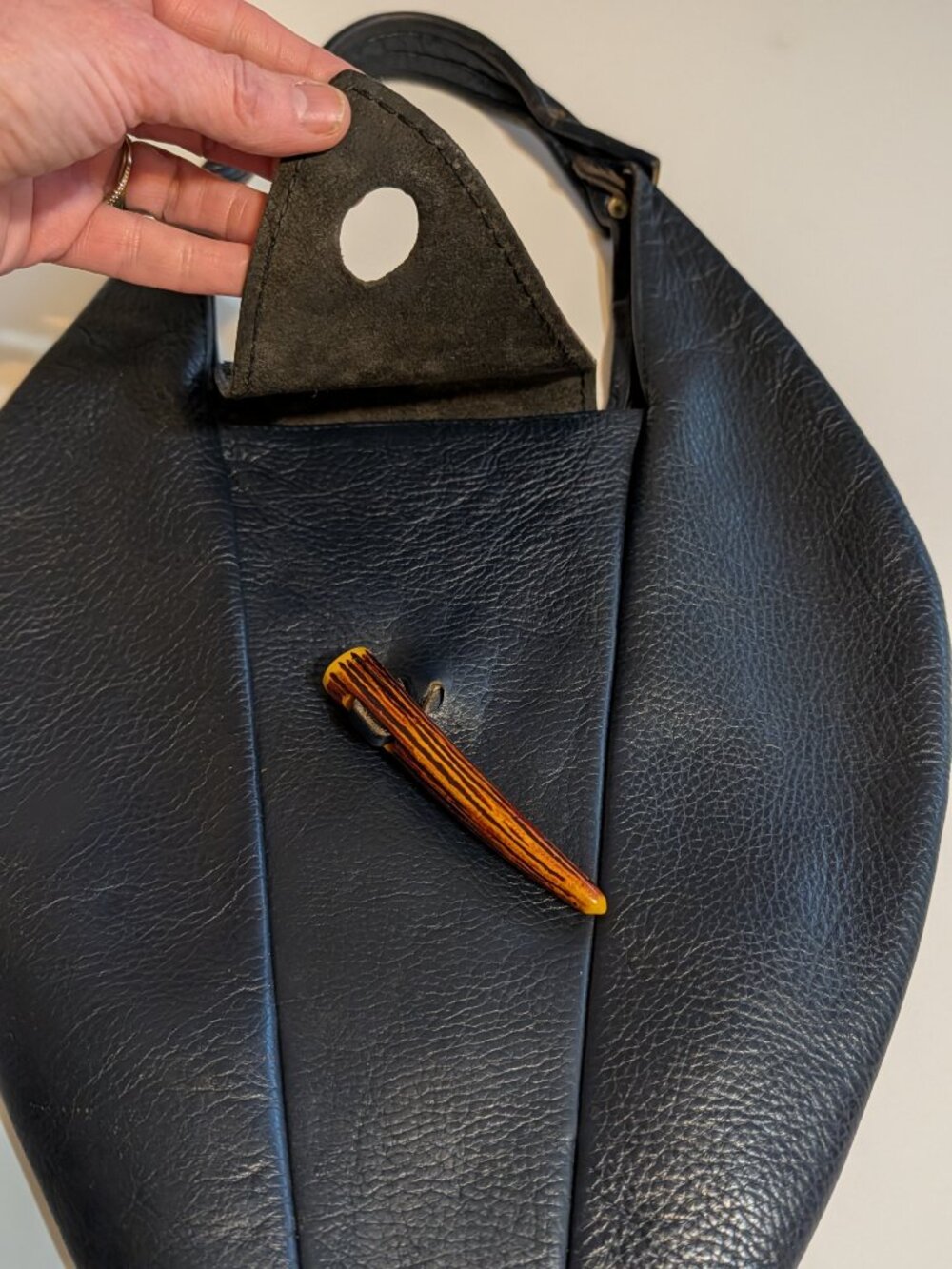 Vintage Sculptural Navy Leather Handmade Bag Genuine Bakelite Horn Toggle - Picture 8 of 14